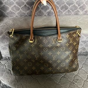 Louis Vuitton bag with crossbody strap 🤎